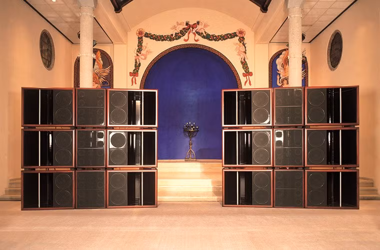  Kharma Grand Enigma - Giá 589 ngàn bảng Anh (khoảng 20 tỷ đồng). Đây là tác phẩm nghệ thuật thực sự đến từ thương hiệu âm thanh siêu sang của Hà Lan. Và mặc dù được bán rất đắt đỏ, như Grand Enigma vẫn đắt khách, trong đó có một gia đình giàu có người Bỉ đã lắp đặt dưới tầng hầm với chi phí gấp 6 lần.