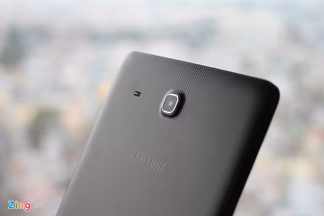 Cụm camera chính 5 MP lồi cao so với thân máy.