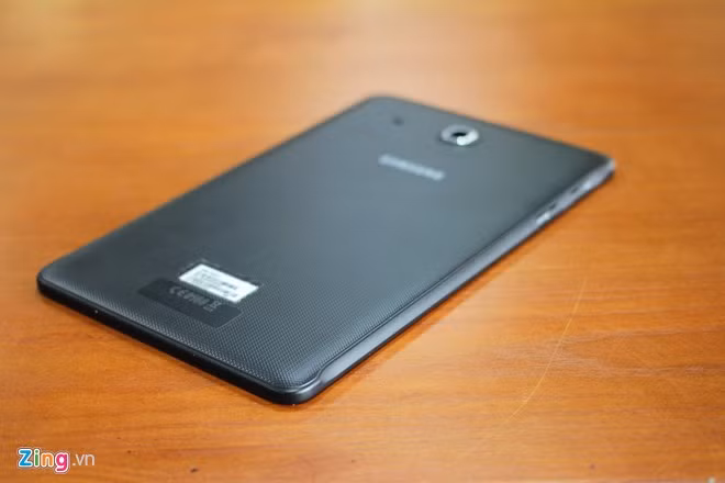 Mặt lưng được làm bằng nhựa nhám, thiết kế này giúp bám tay tốt hơn nhưng dễ bám bẩn.