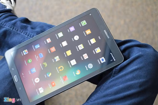 Trong tầm giá dưới 6 triệu, Samsung Galaxy Tab E sẽ cạnh tranh trực tiếp với những model của Huawei hay Asus. Điểm mạnh của máy là màn hình lớn, rực rỡ, pin khỏe.