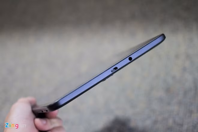Cạnh dưới là cổng microUSB và giác cắm tai nghe, cạnh trên không chứa chi tiết nào.