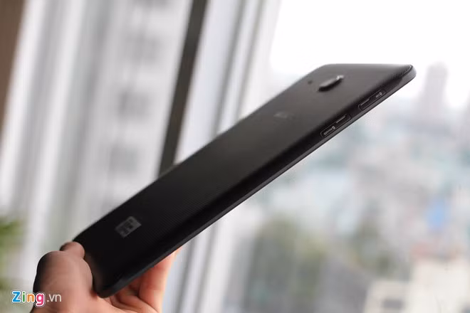 Samsung Galaxy Tab E dùng vỏ nhựa nguyên khối, máy khá dày và cho cảm giác đầm tay với trọng lượng 490 gram.