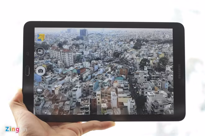 Trong điều kiện ánh sáng tốt, ảnh chụp ở mức khá. Tuy nhiên trong điều kiện ánh sáng yếu, người dùng sẽ gặp nhiều khó khăn vì máy không có đèn flash đi kèm.