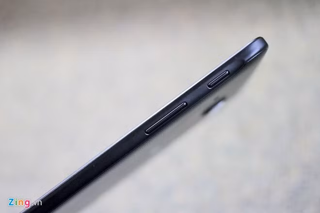 Các phím cứng được dồn về cạnh phải, chúng được làm bằng nhựa và khá cứng, cần dùng lực mạnh để thao tác máy.