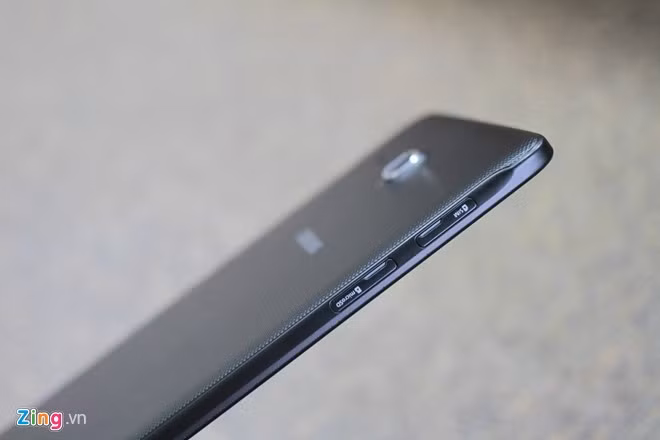 Tương tự dòng Tab A, cạnh bên của Galaxy Tab E được vát xéo về thân máy tạo cảm giác mỏng và dễ cầm hơn. Khe cắm thẻ nhớ và SIM đặt bên cạnh trái.