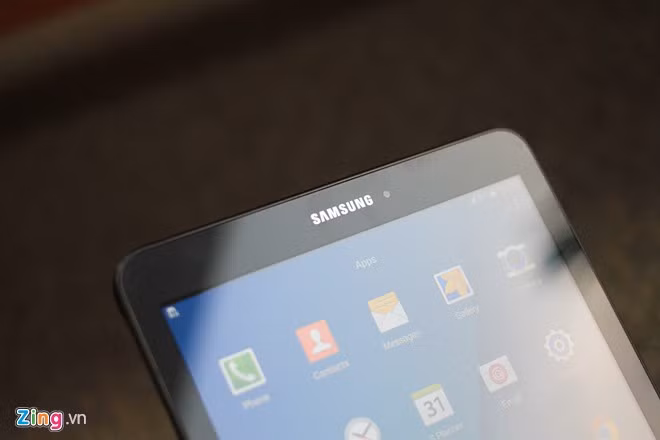 Thiết kế của Tab E đơn giản và dễ dùng. Camera trước của máy có độ phân giải 2 MP.