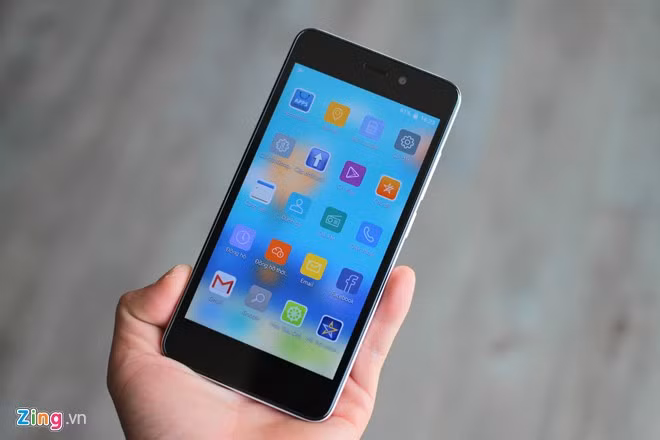 Lai Yollo được trang bị màn hình 5.0 inch, độ phân giải HD. Máy chạy hệ điều hành Android 5.0, giao diện Star Launcher được tùy biến. Lai Yollo dùng chip xử lý MediaTek, xung nhịp 1,3 GHz, RAM 1 GB, bộ nhớ trong 8 GB.