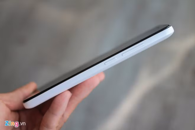 Phím nguồn và phím tăng giảm âm lượng ở cạnh bên. Chúng mảnh và thống nhất với khung máy.