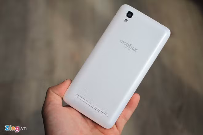 Mặt lưng làm bằng nhựa bóng và có thêm đường xước ngang giả kim loại giúp bám tay.