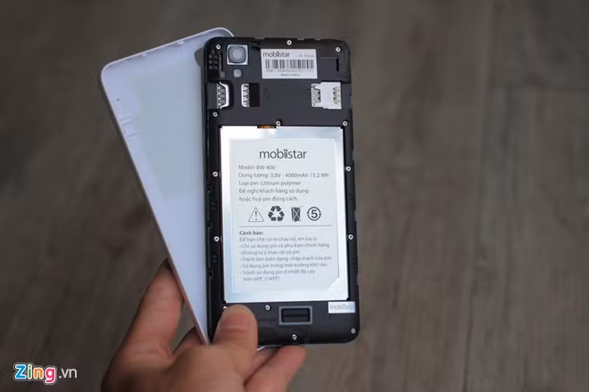 Điểm ấn tượng nhất trên model này là thỏi pin 4.000 mAh. Người dùng có thể dùng Lai Yollo để sạc pin cho một máy khác như cục sạc dự phòng.