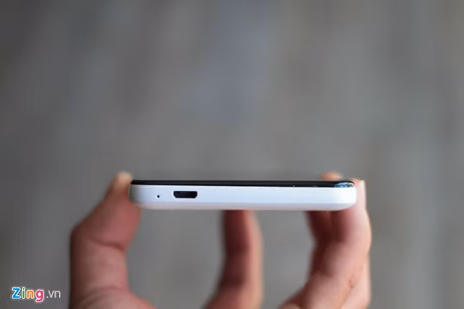 Loa thoại và cổng microUSB được dồn về góc trái cạnh dưới.