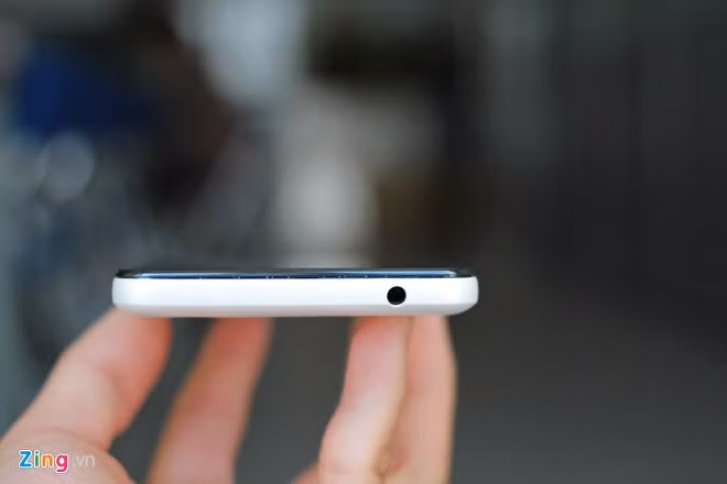 Cạnh trên là giác cắm tai nghe 3,5 mm.