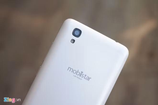 Máy được trang bị camera chính 8 MP kèm đèn flash. Camera trước 5 MP hỗ trợ chụp hình selfie.