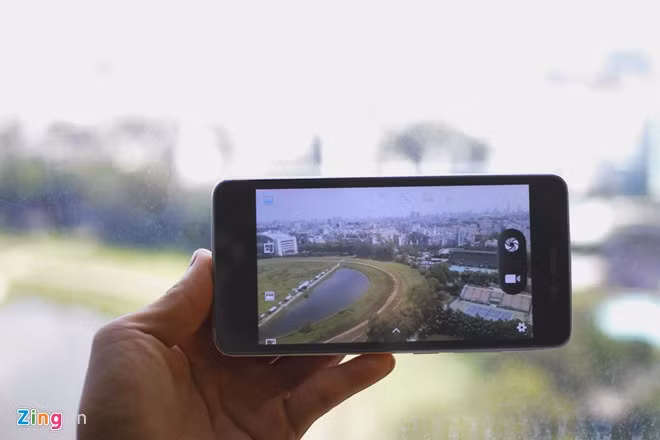 Camera trên Lai Yollo cho hình ảnh ở mức chấp nhận được, máy cũng được tích hợp tính năng "hình trong hình" thường thấy trên những model gần đây của hãng.