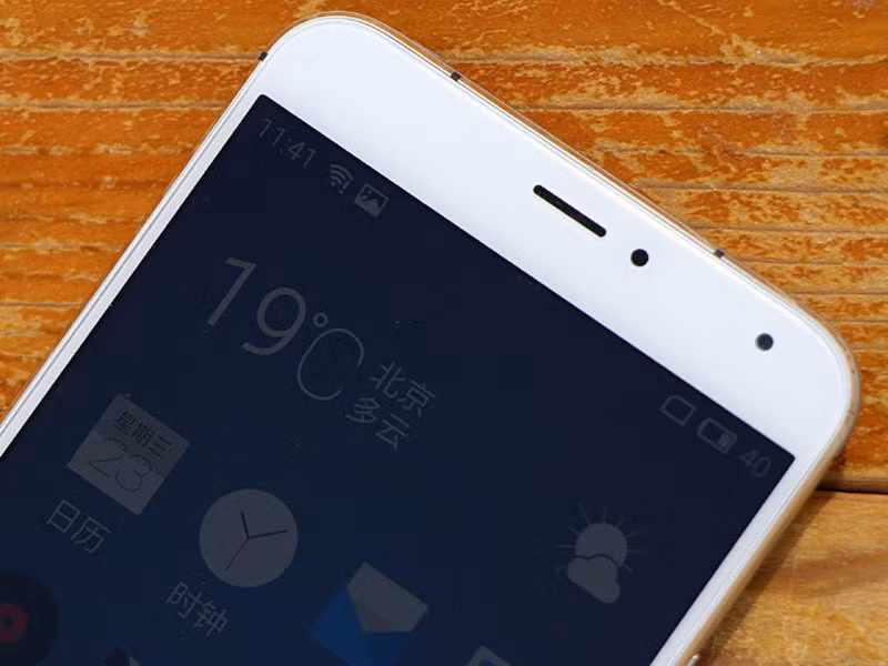 Phía trên mặt trước có loa thoại, cảm biến và camera selfie.