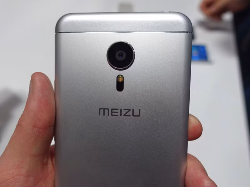 Cụm camera và đèn flash LED phía sau.