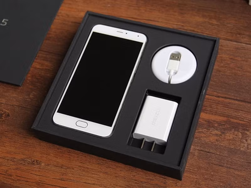 Về thiết kế, Meizu Pro 5 được làm từ kim loại nguyên khối với bề mặt được phủ kính cường lực vát cong 2,5D, các góc của nó được bo tròn giống iPhone 6s Plus. Kích thước màn hình 5,7 inch với độ phân giải Full HD (1.920x1.080 pixels), mật độ điểm ảnh 386 ppi, dày 7,5mm, nặng 168g.