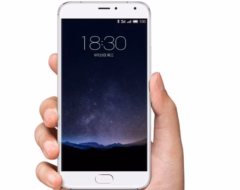 Meizu Pro 5 được trang bị các chuẩn kết nối như Wi-Fi, 4G LTE, Bluetooth 4.1; USB Type-C, GPS. Ngoài ra, nó cũng được tích hợp công nghệ cảm biến vân tay (trên phím Home). Máy có 4 sự lựa chọn về màu sắc gồm xám, vàng, bạc và đen.