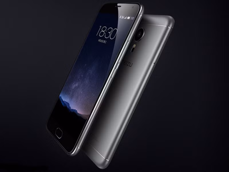 Pro 5 có 2 sự lựa chọn về RAM và bộ nhớ trong gồm 3 GB/32 GB và 4 GB/64 GB. Máy được trang bị 2 khe cắm SIM, trong đó khe SIM 2 có thể sử dụng như một khe cắm thẻ nhớ microSD. Meizu Pro 5 chạy hệ điều hành Android 5.1 Lollipop, được tùy biến trên giao diện Flyme 5.0 của hãng.