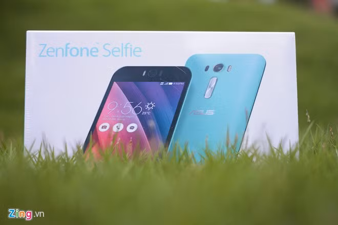 Asus Zenfone Selfie có thiết kế tương tự bản Zenfone 2 trước đó. Điểm đáng lưu ý nằm ở cụm camera trước độ phân giải 13 MP kèm đèn flash kép.