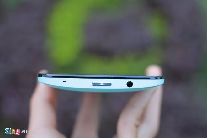 Mặt ưng hơi cong, nó khiến máy trông mỏng và cho cảm giác ôm tay hơn khi sử dụng.