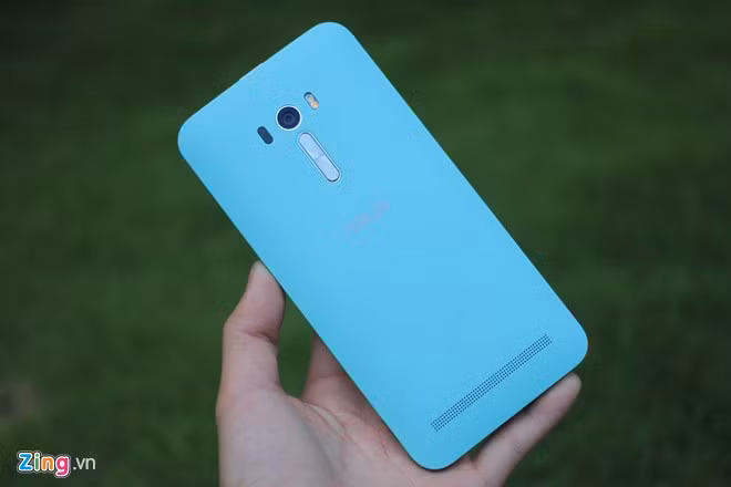 Cổng microUSB và loa thoại ở cạnh dưới.