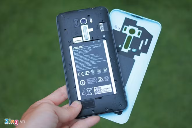 Dải loa ngoài được gia công rất chi tiết.