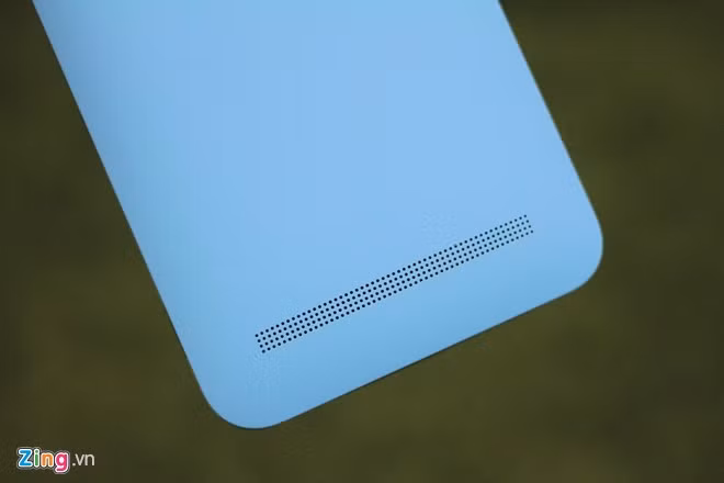 Máy ảnh chính có độ phân giải 13 MP kèm đèn flash kép. Phím tăng giảm âm lượng được thiết kế khá mảnh.