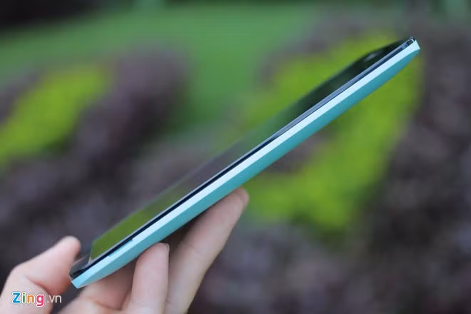 Zenfone Selfie chạy hệ điều hành Android 5.0 trên nền tảngchip Snapdragon 615 (8 nhân, 64-bit), RAM 3 GB, bộ nhớ trong 32 GB, pin 3.000 mAh.