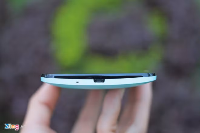 Giắc cắm tai nghe và phím nguồn đặt ở cạnh trên. Việc bố trí phím nguồn trên cao khiến người dùng khá bất tiện trong thao tác tắt mở máy.