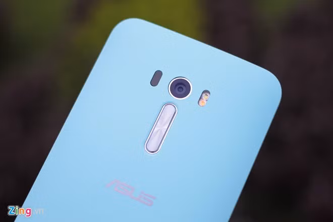 Mặt sau được làm bằng nhựa giải kim loại, nó trông sang trọng và cho độ ma sát tốt.