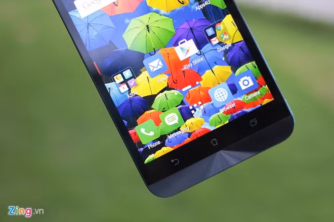 Điểm nhấn chính trên model này là cụm camera 13 MP kèm đèn flash kép ở mặt trước. Máy chạy hệ điều hành Android