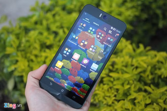 Phụ kiện đi kèm gồm: Sách hướng dẫn, củ sạc và dây cáp USB.