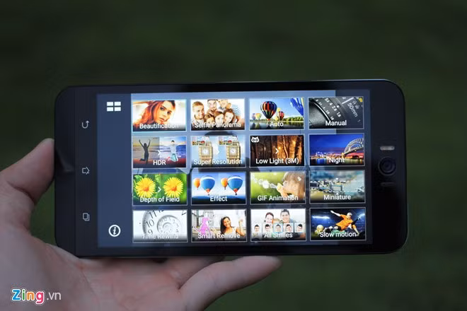 Tương tự những model trước đó, Asus Zenfone Selfie cũng hỗ trợ 2 SIM, khe cắm thẻ nhớ ngoài lên đến 128 GB.