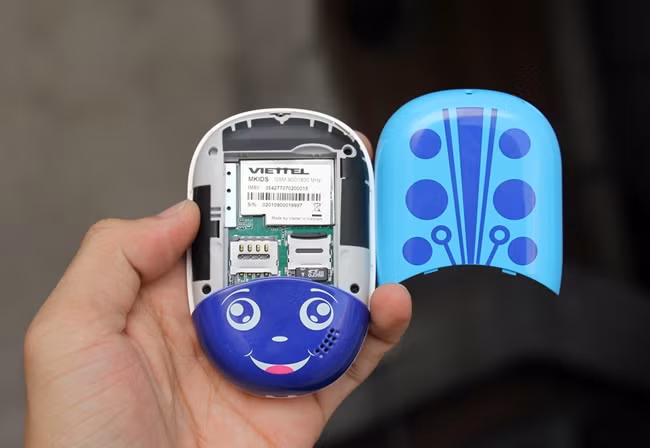 Mặt sau máy với nắp lưng tháo rời.