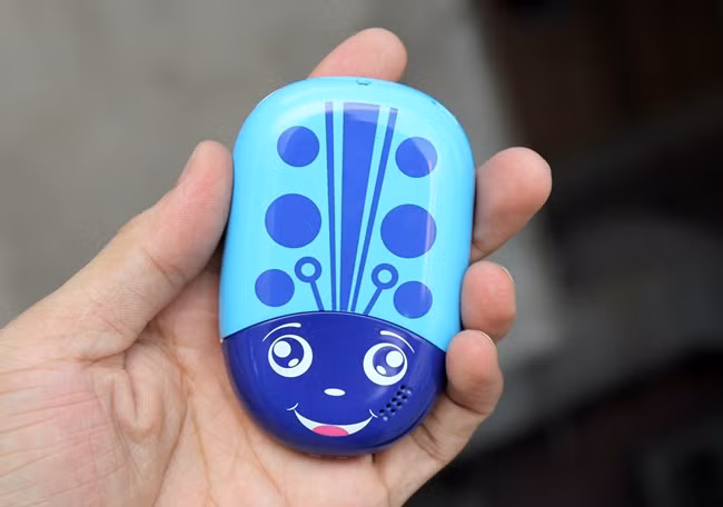 Mặt sau của máy được trang trí các hoạ tiết băt mắt.