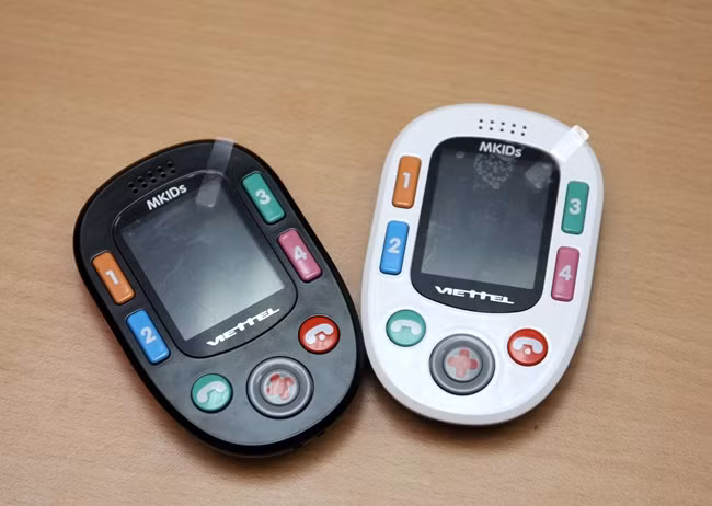 Máy thiết kế đơn giản, có 7 phím bấm và 1 phím điều hướng.