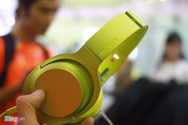 Tên thương hiệu được in chìm vào thân tai nghe.