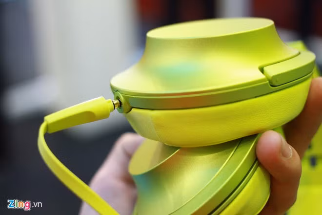 Model này sử dụng dây cáp giảm xuyên nhiễu cùng màu có thể tháo rời. Giắc cắm được đặt bên trái.