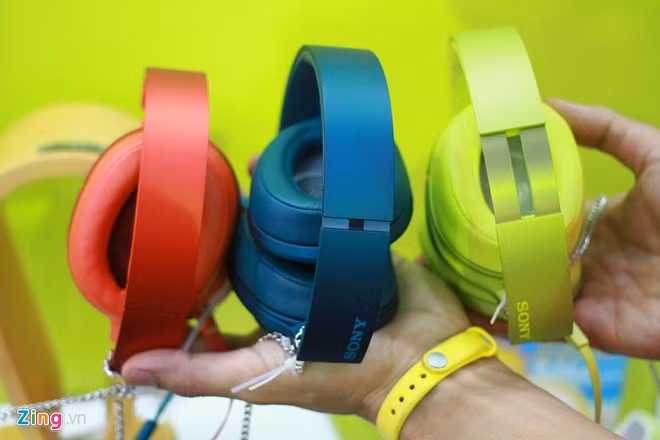 Dòng tai nghe mới được Sony trưng bày tại sự kiện thường niên của họ. h.ear On có thiết kế dạng trùm đầu với nhiều màu:Xanh dương, đen, đỏ, vàng và hồng.