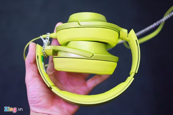 Mẫu tai nghe mới của Sony không có đường nối giữa headband và phần đệm, thiết kế này khiến tai h.ear On trông cứng cáp.