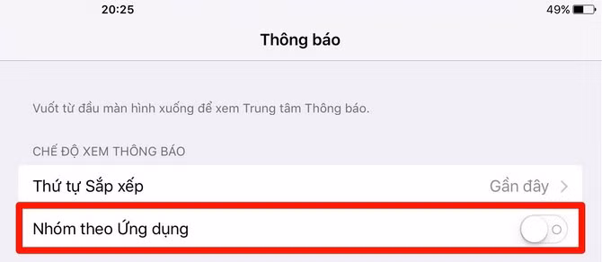  32. Tắt tính năng nhóm thông báo theo ứng dụng. Tính năng này có từ iOS 8 giúp thiết bị gom các thông báo từ một ứng dụng lại với nhau và hiển thị theo thứ tự thời gian giúp bạn dễ dàng quản lý hơn. Tuy nhiên, nếu không thích thì bạn có thể tắt nó đi bằng cách vào phần Cài đặt -> Thông báo -> chuyển sang Tắt ở phần Nhóm theo Ứng dụng, khi đó các thông báo sẽ được nhóm lại theo thời gian thay vì theo ứng dụng. 