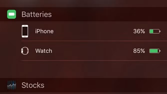  33. Quản lý pin của Apple Watch trên iPhone. Cửa sổ thông báo trên iPhone ngoài các widget quen thuộc ra còn có thêm 1 widget khác mang tên Pin, widget này sẽ hiển thị thời lượng % pin còn lại của iPhone và các thiết bị có kết nối với iPhone khác (như Apple Watch). Tuy nhiên, nếu không thích nó xuất hiện, bạn có thể nhấp vào nút Sửa ở phía dưới, rồi bấm vào nút X màu đỏ ngay cạnh phần Pin để vô hiệu nó đi. 