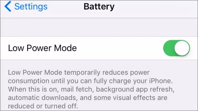 10. Kích hoạt chế độ tiết kiệm pin (iPhone). Còn gì khó chịu hơn biểu tượng pin màu đỏ trên iPhone? Song một tính năng mới trên iOS 9 sẽ giúp bạn phần nào thoải mái hơn. Chế độ tiết kiệm pin trên iOS 9 có thể được kích hoạt trong phần Cài đặt -> Pin -> chuyển sang chế độ Bật ở phần Tiết kiệm Năng lượng. Sau khi kích hoạt, biểu tượng pin của iPhone sẽ chuyển sang màu vàng báo cho bạn biết chế độ tiết kiệm pin đã được bật. Cũng giống trên Android, chế độ tiết kiệm pin trên iOS 9 sẽ làm giảm hiệu suất xử lý của CPU, tắt các kết nối không cần thiết, tắt tính năng làm mới ứng dụng trong nền cùng các hiệu ứng chuyển động nhằm tiết kiệm pin hơn. Thiết bị cũng sẽ nhắc nhở bạn bật chế độ tiết kiệm pin lên nếu pin ở mức dưới 20%. 