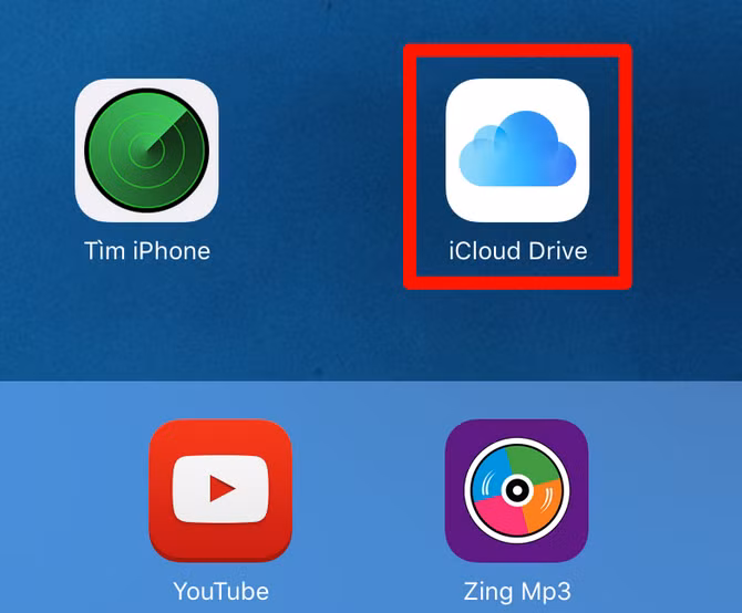  15. Hiện iCloud Drive trên màn hình chính. Bạn có thể truy cập nhanh chóng các dữ liệu được lưu trên iCloud bằng cách kích hoạt biểu tượng truy cập nhanh vào iCloud Drive trong phần Cài đặt -> iCloud -> iCloud Drive -> chuyển sang Bật ở phần Hiển thị trên Màn hình chính. Khi đó biểu tượng iCloud Drive sẽ xuất hiện trên màn hình chính của bạn và bạn có thể dễ dàng truy cập, quản lý các dữ liệu trên iCloud Drive một cách nhanh chóng. 