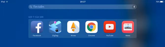  1. Gợi ý các ứng dụng thường dùng. Trên iOS 9, Apple đã mang trở lại màn hình tìm kiếm quen thuộc có từ iOS 6 trở về trước. Tuy nhiên, thay vì chỉ đơn thuần là màn hình để tìm kiếm thì trợ lý ảo Siri đã được Apple tích hợp chặt chẽ vào đây. Trên iOS 9, mỗi khi kích hoạt màn hình này (bằng cách vuốt xuống từ bất kỳ màn hình chính nào hoặc di chuyển sang màn hình cuối cùng bên trái), bạn sẽ thấy có thêm mục Gợi ý của Siri chứa tất cả các ứng dụng, danh bạ, vị trí mà bạn thường xuyên truy cập cùng các nguồn tin tức hay đọc (lấy từ Apple News) dựa theo thời gian thực. Ví dụ như bạn hay vào check mail mỗi sáng thì Siri sẽ gợi ý ứng dụng Mail cho bạn vào mỗi buổi sáng, còn nếu thường gọi cho người yêu vào ban đêm thì vào mỗi đêm danh bạ của người ấy sẽ xuất hiện tại đây để bạn dễ gọi hơn. 