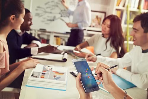  Samsung Galaxy Note 5 . Galaxy Note 5 của Samsung được đánh giá là mẫu thiết bị đứng đầu bảng trong dòng phablet bởi sự cải thiện và nâng cấp qua nhiều thế hệ tiền nhiệm.