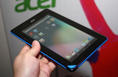 Ngoài ra, khi thấy màn hình thiết bị nhòe màu, có kẻ sọc… bạn nên nghĩ đến trường hợp cáp màn hình lỏng, gãy, hở hoặc bị hơi ẩm tấn công. Bạn lau sạch máy, sau đó, đến cửa hàng sửa chữa phần cứng để được hỗ trợ. Tránh xóc, lắc mạnh hoặc va đập làm linh kiện máy tính bảng bị lỏng.