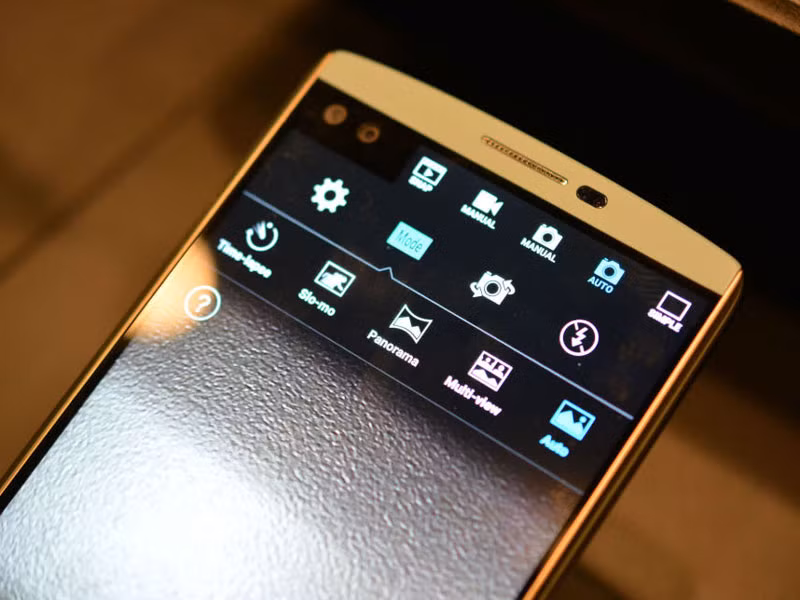 Màn hình phụ phía trên giúp hiển thị thời gian, các biểu tượng, thời tiết.