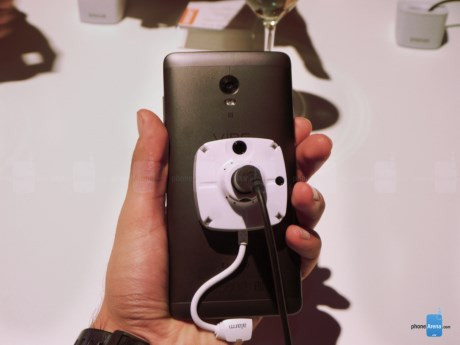  Lenovo VIBE P1m được trang bị pin 4000mAh cho thời gian đàm thoại tới 36,5 tiếng trên mạng 2G(*) cùng hàng loạt các tính năng thông minh về pin như: sạc pin siêu nhanh, sạc pin qua cáp OTG, và có riêng nút vật lý để kích hoạt chế độ tiết kiệm pin tối đa cho điện thoại. 